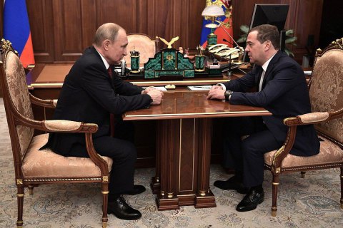Правительство России во главе с Медведевым подало в отставку