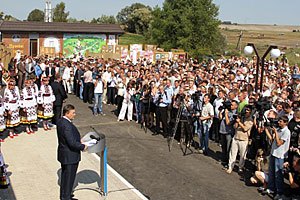 Янукович передал ровенским девушкам, что уже взялся за своих