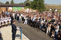 Янукович передал ровенским девушкам, что уже взялся за своих