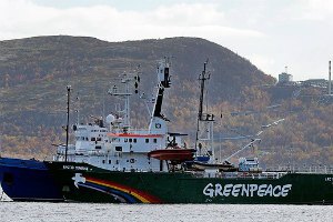 Украинца с судна Greenpeace официально обвинили в пиратстве