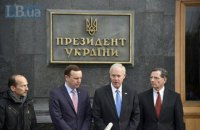 Американські сенатори зустрілися із Зеленським і пообіцяли допомагати Україні