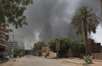 Країни прискорили евакуацію своїх громадян із Судану 