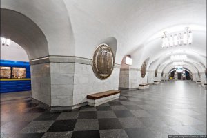 Девушка, упавшая на рельсы в метро, выжила