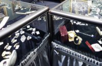 ​В Донецкой области грабители вынесли из ювелирного магазина драгоценностей на миллион грн