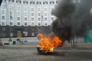 У Кабмина задержали поджигателя шин на митинге вкладчиков "Дельта Банка"