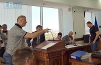 “Мы отсюда никуда не уйдем”: родственники Героев Небесной Сотни требовали доставить в суд обвиняемых экс-"беркутовцев"