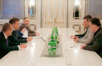 Янукович і лідери опозиції домовилися негайно розпочати конституційну реформу