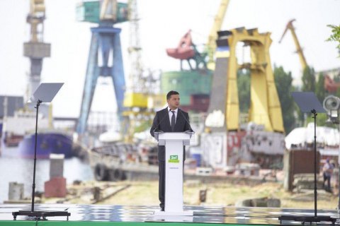 Зеленский отрицает, что использует служебные поездки для агитации за "Слугу народа"