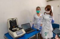 Компания "АТБ" привезла украинским медикам из Франции оборудование для оперативной диагностики коронавируса
