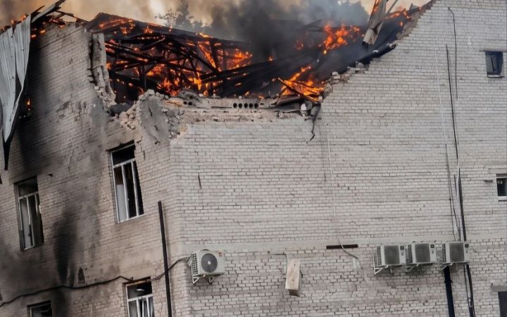 Окупанти вдарили по бізнес-центру в Лозовій: постраждали 10 людей