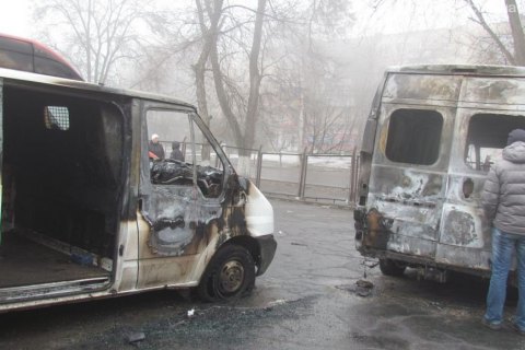 В Мариуполе сожгли катафалк ритуальной службы и еще шесть автомобилей
