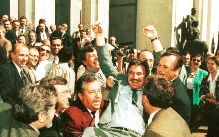«Дундуки з КПУ», «радянські пончики» і диван Стретовича: як ухвалювали Конституцію 1996 року 