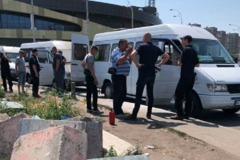 ​В Киеве на Героев Днепра неизвестные в балаклавах пытались поджечь маршрутки