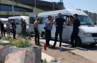 ​В Киеве на Героев Днепра неизвестные в балаклавах пытались поджечь маршрутки