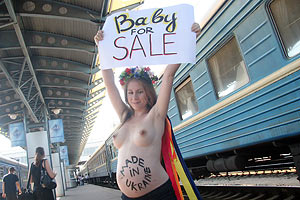 Беременная актвистка FEMEN выступила против "сурроГадства"
