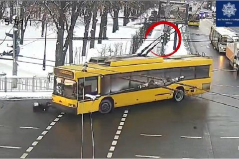 В Киеве троллейбус сбил женщину на пешеходном переходе