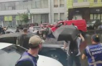 Біля ДБР "тітушки" побилися з охороною Порошенка (оновлено)