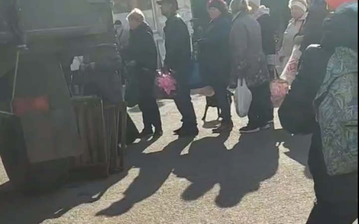 Маріупольці годинами стоять у чергах за хлібом, - Андрющенко