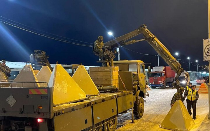Естонія продовжує встановлювати додаткові загородження на мосту в Нарві