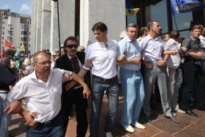 Депутаты полностью перекрыли все входы в Украинский дом
