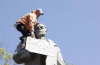 Чи демонтують цивілізовано пам’ятники Ватутіну?