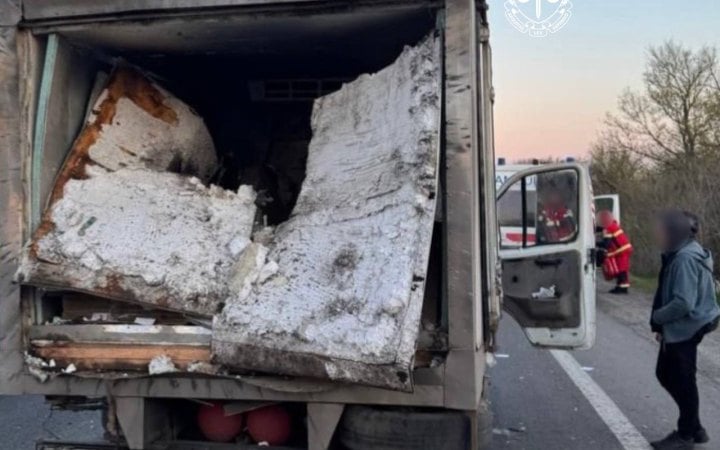 На трасі біля Чугуєва росіяни дроном пошкодили хлібний фургон. Постраждали люди