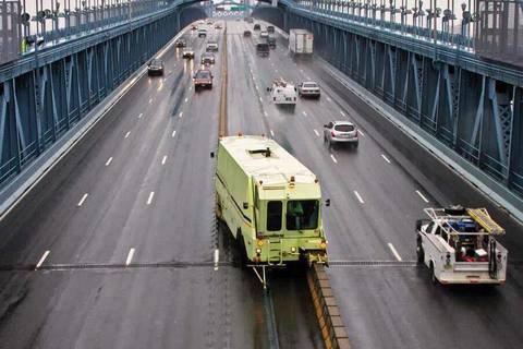 На мосту Патона встановлять пересувний відбійник