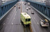 На мосту Патона установят передвижной отбойник 