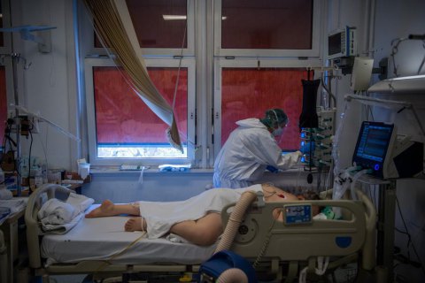При 25 тыс. больных ковидом ежедневно придется ввести медицинскую сортировку, - врач 
