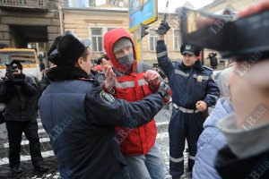 Киевляне пытались перекрыть улицу в центре города