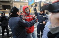 Киевляне пытались перекрыть улицу в центре города