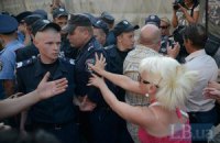 Митингующие на Березняках снесли проволоку вокруг незаконной застройки