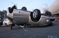 ​В Киеве Mitsubishi врезался в другой автомобиль на перекрестке и перевернулся
