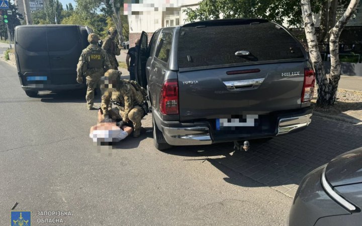 У Запоріжжі викрили голову благодійного фонду та його спільника, які переправляли чоловіків за кордон