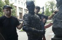 Біля Кабміну затримали озброєного чоловіка у бронежилеті та масці