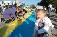 У Маріуполі виклали кілометр українських прапорів