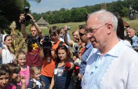 Азаров пообещал улучшить транспортную инфраструктуру к музею Пирогово