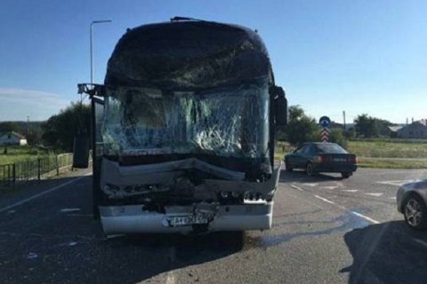 Екскурсійний автобус з дітьми зіткнувся з маршруткою під Львовом