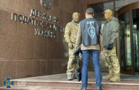В Государственной налоговой службе и по местам жительства чиновников проводят обыски