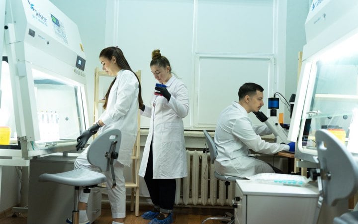 Старий барвник, розумна молекула й український слід. Як у Львові шукають ліки там, де сліпі зони великої фарми