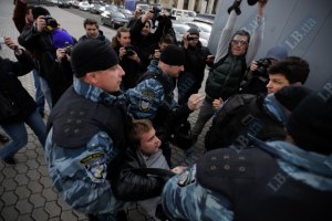 "Беркут" разогнал на Майдане молодых оппозиционеров