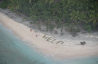 Трое мужчин спаслись с необитаемого острова благодаря надписи HELP из листьев
