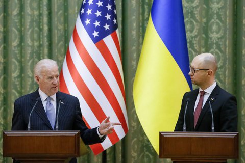 Байден поблагодарил Яценюка за достижения последних двух лет