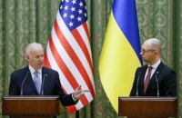 Байден поблагодарил Яценюка за достижения последних двух лет