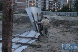 Киевляне пытаются защитить десткую площадку от подземного паркинга
