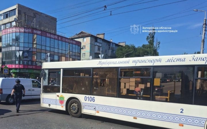 У Запоріжжі ворожий дрон вибухнув поруч з автобусом, є поранені (оновлено)