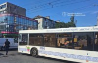 У Запоріжжі ворожий дрон вибухнув поруч з автобусом, є поранені (оновлено)