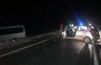 Иномарка врезалась в рейсовый автобус в Харьковской области