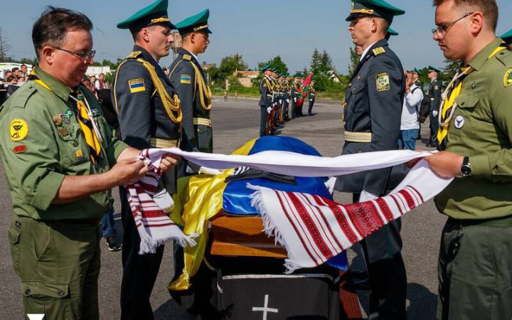 В Україну повернули прах очільника ОУН, полковника Андрія Мельника та його дружини
