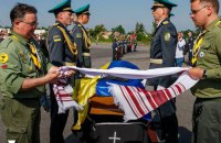 В Україну повернули прах очільника ОУН, полковника Андрія Мельника та його дружини